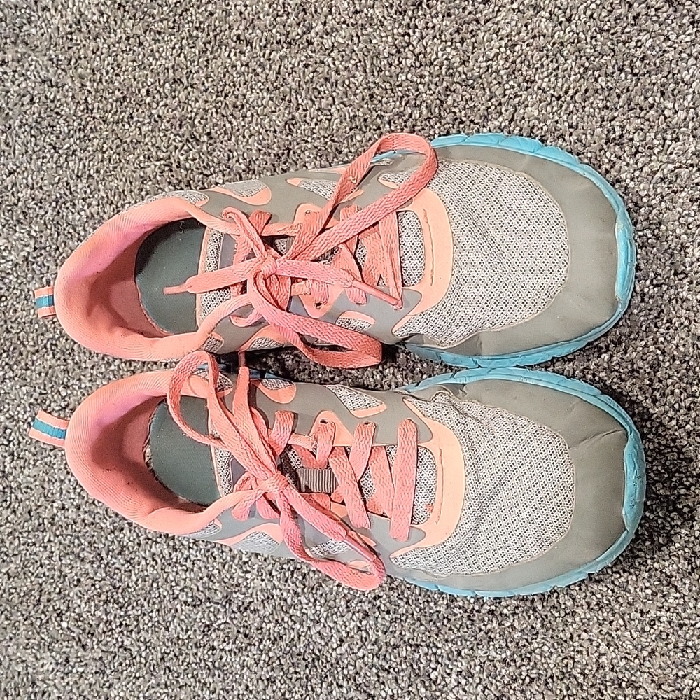 Tennis shoes size 4